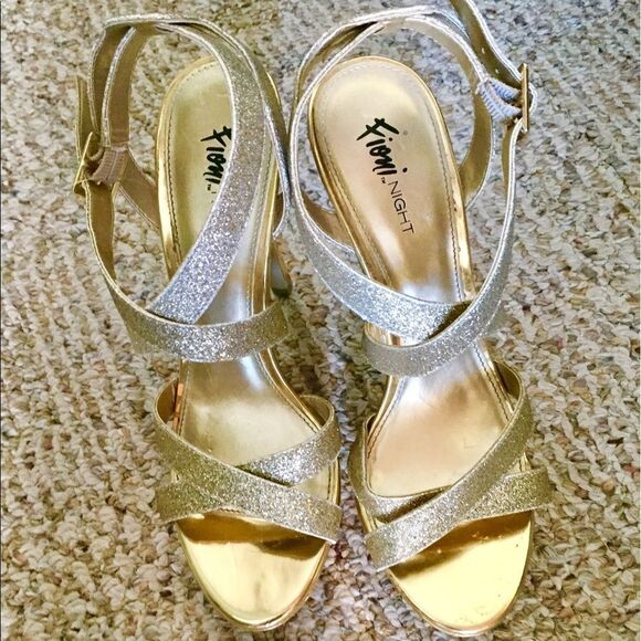 Stunning gold shoes size 71/2 - Picture 1 of 3